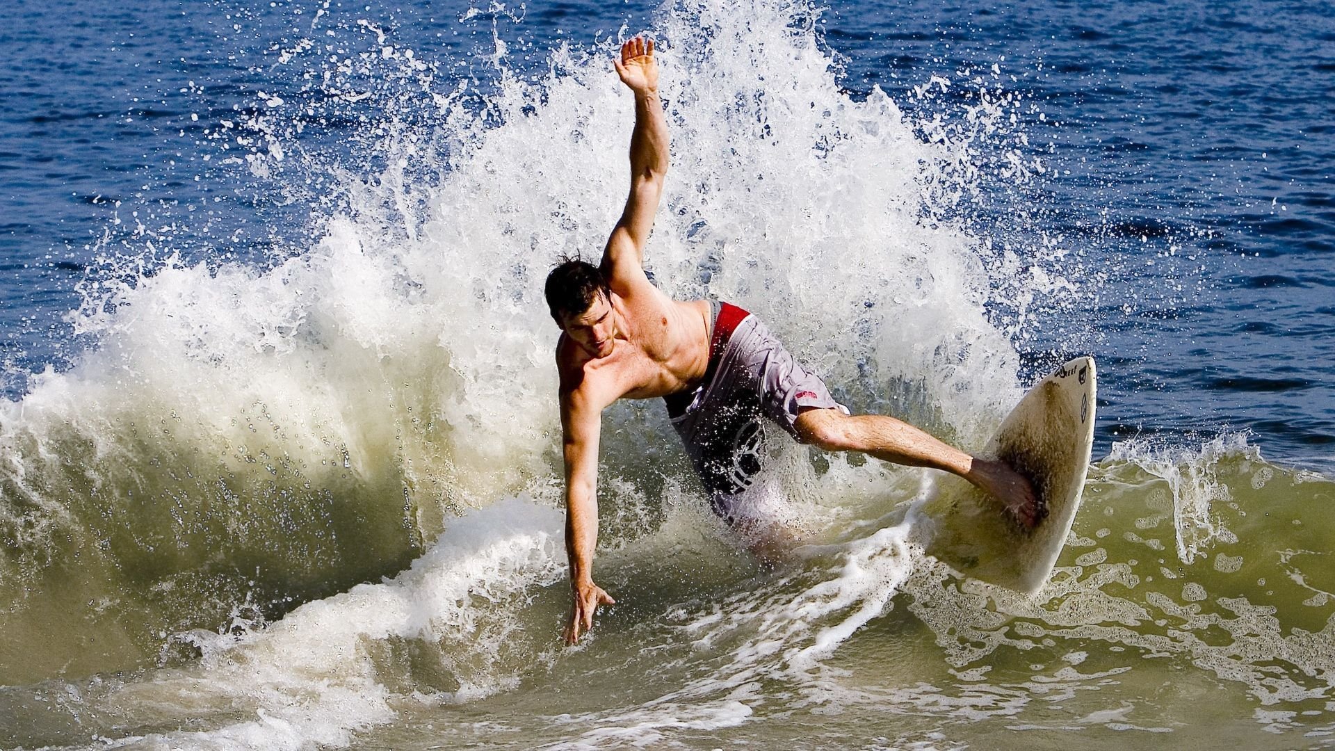 詹姆斯在训练后鼓励队友保持专注，詹姆斯激励队友